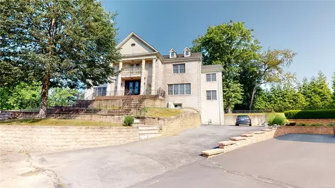 30 Roseanne Dr, Roslyn, NY 11576