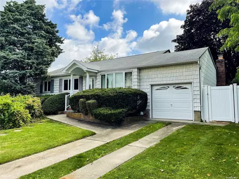 23 Roberts St, Farmingdale, NY 11735