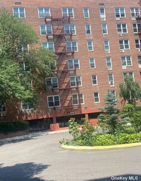 66-01 Burns St #4 J, Rego Park, NY 11374