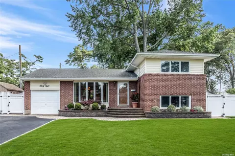 38 Genesee Dr, Commack, NY 11725