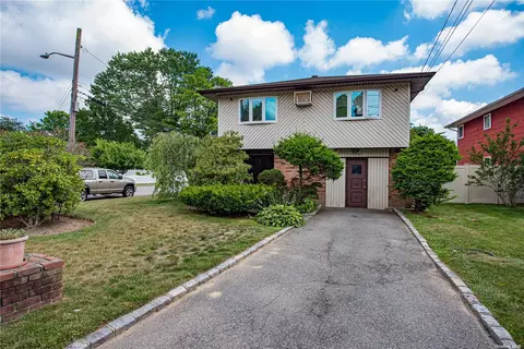 68 Lee Ave, Wheatley Heights, NY 11798
