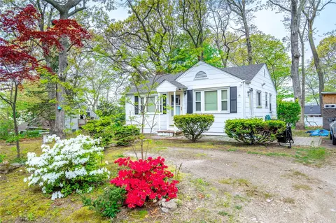 15 Jerome Rd, Sound Beach, NY 11789
