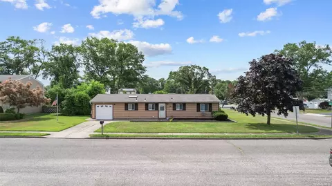 34 Windham Ln, Ronkonkoma, NY 11779
