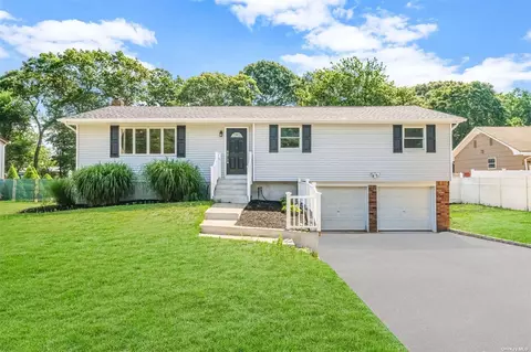 33 Marshall Dr, Selden, NY 11784