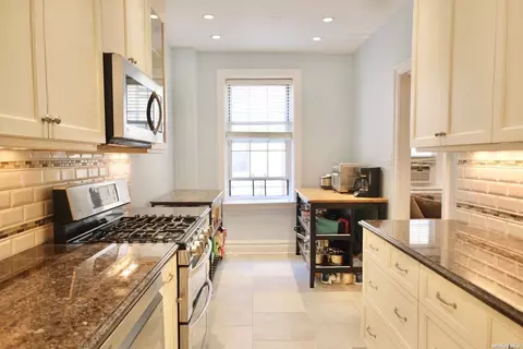 4 Maple Dr #3K, Great Neck, NY 11021