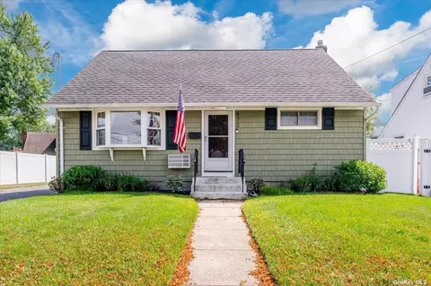 472 Ayers Pl, Oceanside, NY 11572