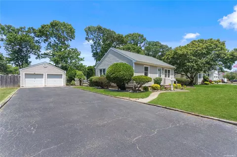 23 W Spruce St, Islip, NY 11751