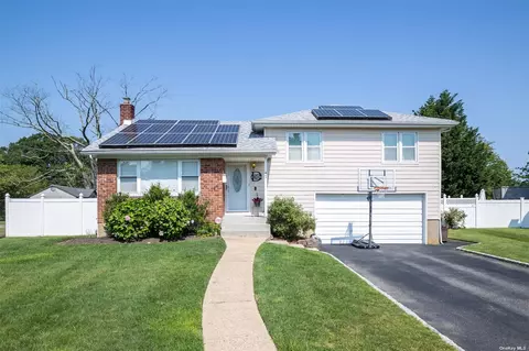 47 Meadow Wood Ln, Farmingdale, NY 11735