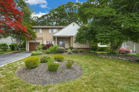 11 Arline Ln, East Islip, NY 11730
