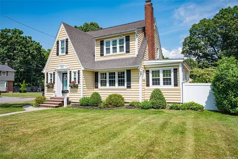 175 Lake Ave, Saint James, NY 11780