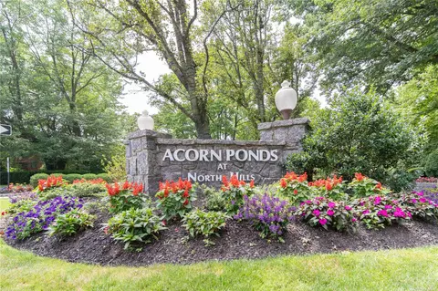 53 Chestnut Hl #53, Roslyn, NY 11576
