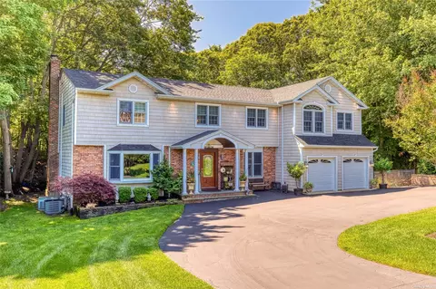 8 Berkshire Ct, Port Jefferson, NY 11777