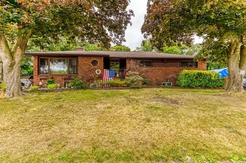 110 E Oakdale St, Bay Shore, NY 11706
