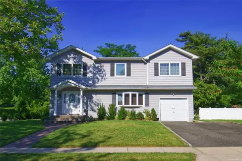 32 Lindbergh St, Garden City, NY 11530