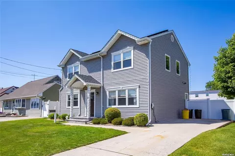 8 Moore Dr, Bethpage, NY 11714