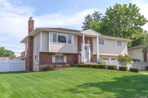 82 Harvest Ln, Commack, NY 11725