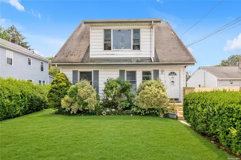 42 North St, Huntington Station, NY 11746