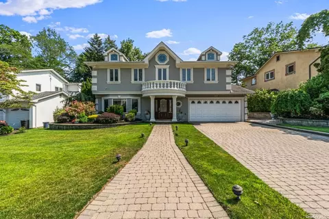 67 Knolls Dr N, Manhasset Hills, NY 11040