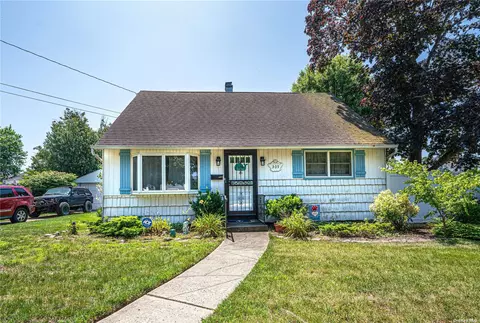 305 Montgomery Ave, Oceanside, NY 11572