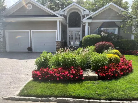 42 Redan Dr, Smithtown, NY 11787