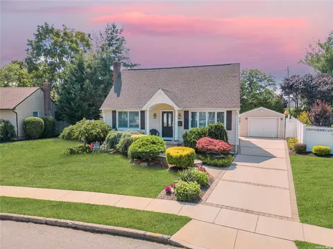 516 Heathcliff Dr, Seaford, NY 11783