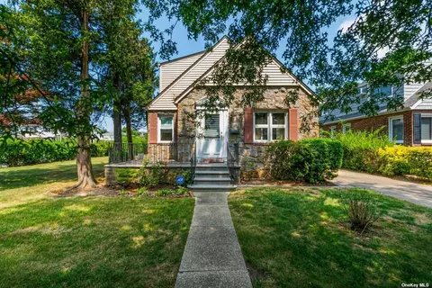 67 Evergreen Ln, New Hyde Park, NY 11040