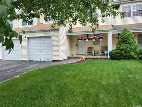 13 Beech St, Central Islip, NY 11722