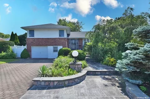 10 Dogwood Pl, Massapequa, NY 11758
