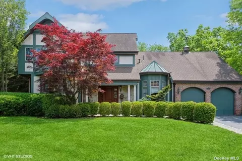 78 Barnyard Ln, Roslyn Heights, NY 11577