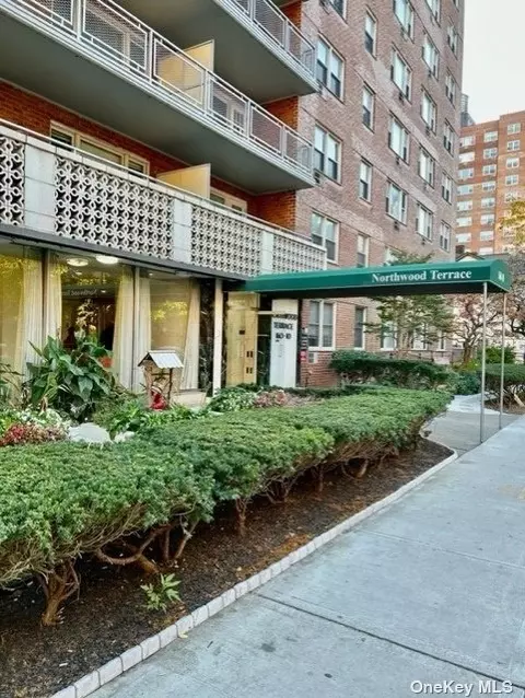 160-10 89 Ave #12M, Jamaica, NY 11435