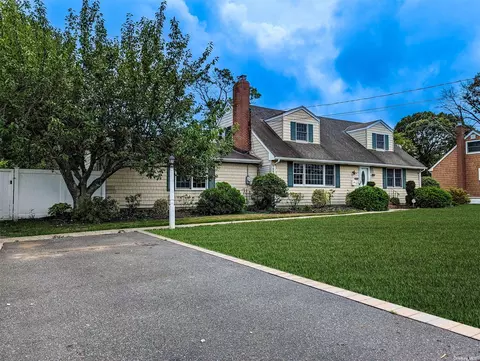 160 Moffitt Blvd, Islip, NY 11751