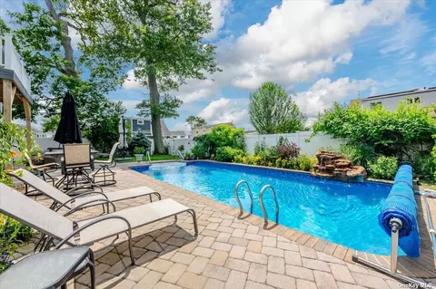 206 Tiffany Dr, Massapequa Park, NY 11762