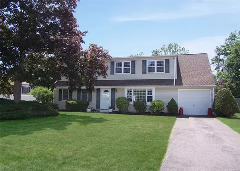 4 Fowler Ln, Mount Sinai, NY 11766
