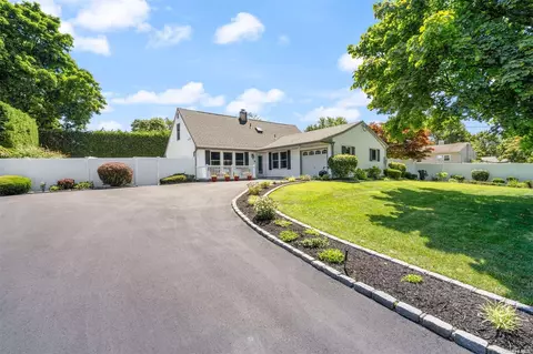 61 Cayuga Ave, South Setauket, NY 11720