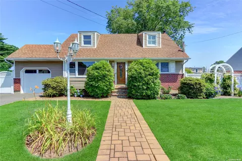 21 Rhode Island Ave, Massapequa, NY 11758