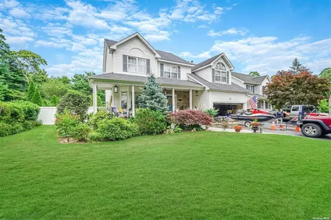 53 Prospect St, Smithtown, NY 11787