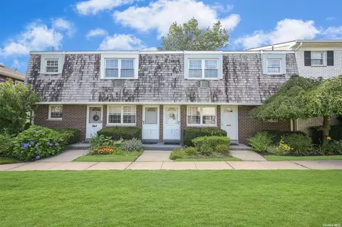 3131 Wilshire Ln #3131, Oakdale, NY 11769