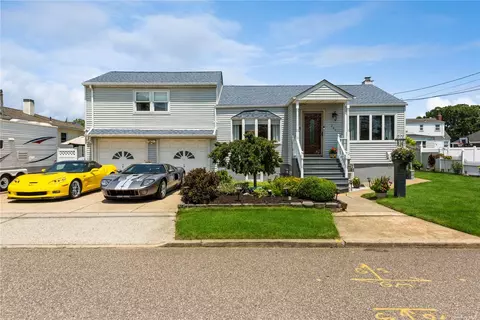 240 44th St, Lindenhurst, NY 11757
