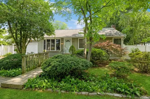 2 7th Ave W, East Northport, NY 11731