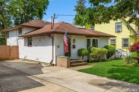 18 Vincent St, Rockville Centre, NY 11570