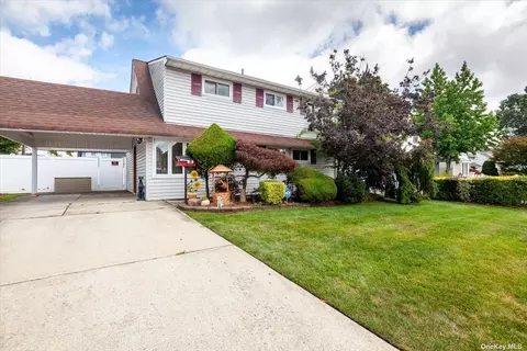 11 Ponder Ln, Levittown, NY 11756