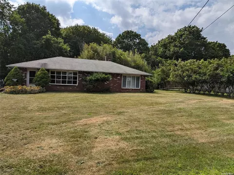 268 Durkee Ln, Patchogue, NY 11772