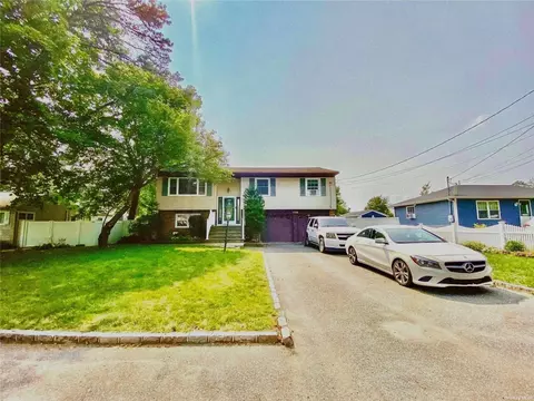 1736 N Thompson Dr, Bay Shore, NY 11706