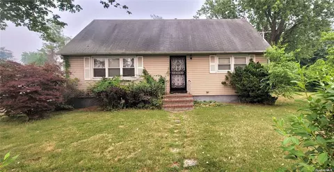 15 Garden St, East Farmingdale, NY 11735