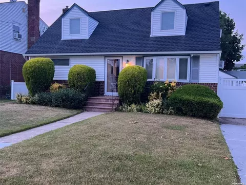 988 Hancock Ave, Franklin Square, NY 11010