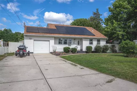 709 Macdonald Ave, Bellport, NY 11713