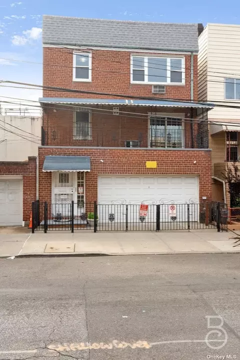 28-11 37th St, Astoria, NY 11103