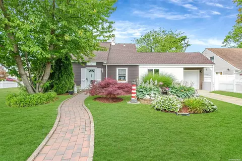 52 Vista Ln, Levittown, NY 11756