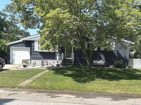 225 S 15th St, Lindenhurst, NY 11757