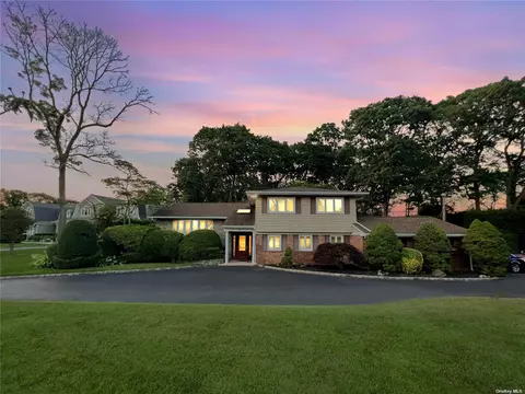 48 Juneau Blvd, Woodbury, NY 11797